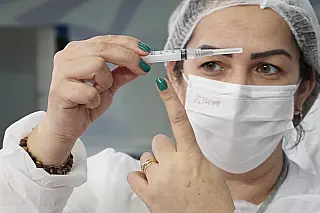 Suzano imuniza pessoas com Síndrome de Down e transplantados nesta quarta-feira
