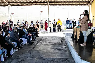 Ferraz inicia entrega de 18 mil uniformes para alunos da rede municipal