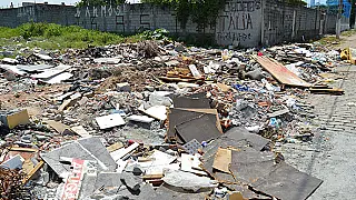 Terreno com árvores derrubadas sofre descarte de lixo no Parque Maria Helena