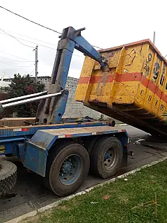 Meio Ambiente apreende caçamba ilegal no Miguel Badra