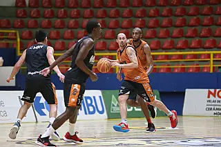Mogi Basquete trabalha setor defensivo para jogo contra Franca na quinta