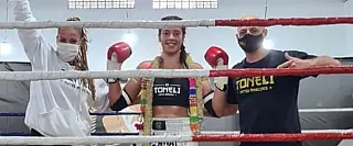 Lutadora de Ferraz vence campeonato de muay thai em Santos