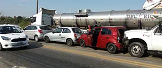 Engavetamento com cinco veículos na Rodovia Índio-Tibiriçá deixa três vítimas com ferimentos leves