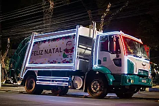 Caminhão iluminado circula em Suzano