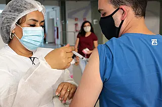 Vacina alcança adolescentes de 16 e 17 anos sem comorbidades nesta semana em Suzano