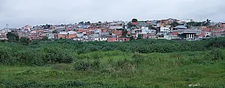 Motorista é assassinado com tiro na axila em terreno baldio no Jardim Dona Benta