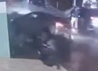 Carro é atingido, atropela duas pessoas e bate em parede em Itaquá