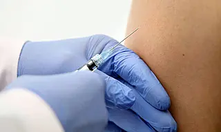Avião parte hoje para buscar 2 milhões de doses de vacina da Oxford