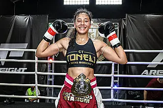 Lutadora de Ferraz conquista cinturão em torneio de muay thai