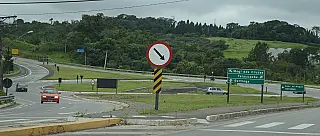 Rodovia Mogi-Bertioga tem trânsito tranquilo no sentido ao litoral