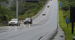 Mogi-Bertioga registra movimento tranquilo na descida para o litoral