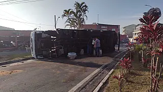 Caminhão tomba na Marginal do Una em Suzano
