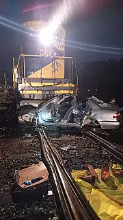 Colisão entre trem de carga e veículo deixa dois feridos em Suzano
