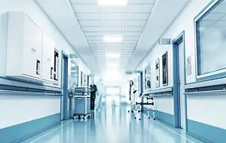 Vacinação mudou perfil dos pacientes hospitalizados e mortos pela Covid-19, diz estudo