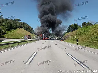 Colisão deixa três feridos e causa incêndio no Rodoanel