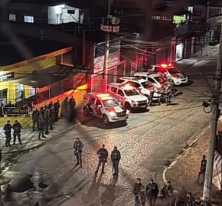 Protesto reúne populares e policiais nos Predinhos, em Jundiapeba