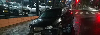 Após roubo de caminhão e sequestro de motorista, suspeitos caem com carro em córrego durante perseguição policial