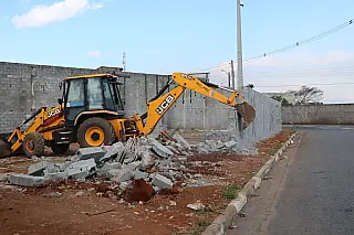 Fiscalização impede invasão em área pública no Jardim Altos de Suzano
