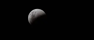 Eclipse lunar enfeita o céu de Suzano; DS flagra fenômeno