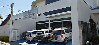 Polícia prende dois suspeitos de matarem jovem em tribunal do crime