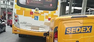 Homem é preso após roubar carro dos Correios e bater na traseira de ônibus durante fuga em Ferraz