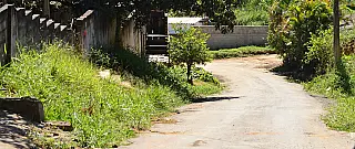 Rua estreita coloca motoristas e pedestres em risco no Recreio Rio Bonito