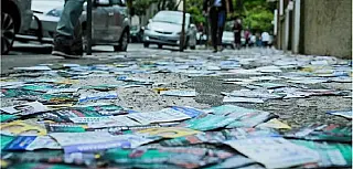 TRE-SP alerta: derramamento de santinhos é crime eleitoral