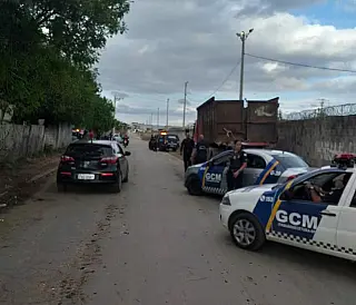 Caminhões são flagrados durante descarte de lixos em Itaquá