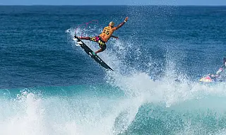 Surfe: Ítalo e Medina chegam às oitavas de Pipeline