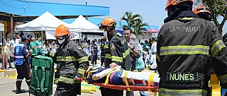 Simulação de acidente de trânsito é realizada em frente ao Max Feffer