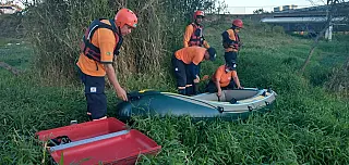 Defesa Civil de Suzano resgata cachorro 'ilhado' no Rio Tietê