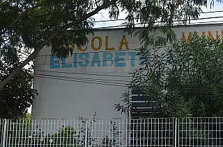 Pais de alunos de creche reclamam de sala com infiltrações e mofo; Prefeitura promete solução