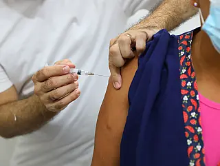 Mais de 700 profissionais da Saúde recebem 2ª dose da CoronaVac