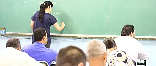 Matrículas para cursos de Educação de Jovens e Adultos do 2º semestre podem ser feitas nas escolas estaduais