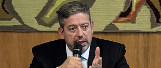 Lira confirma para hoje votação de texto que facilita compra de vacina