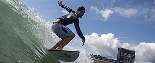 Tóquio: alerta de tufão deixa surfistas animados com ondas mais altas