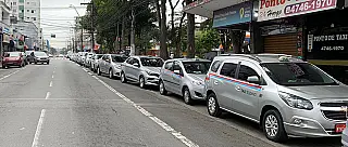 Taxistas protestam em Suzano e pedem segurança após assassinato de colega