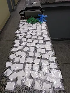 Jovem é preso vendendo drogas em quadra de escola estadual em Suzano