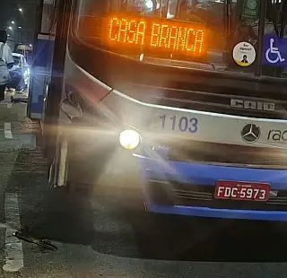 Adolescente sem CNH dirige carro e colide contra ônibus em Suzano