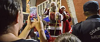 Suzano inaugura Natal de Luzes com chegada de Papai Noel e decoração