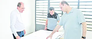 Ashiuchi e Rossieli vistoriam obras em escolas de Suzano