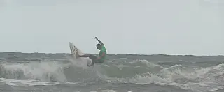 Surfista suzanense conquista bons resultados em campeonato beneficente
