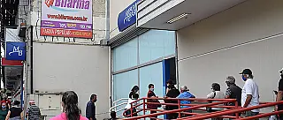 Restrições de combate à Covid-19 geram filas em agências bancárias