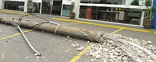 Poste caído causa problemas a pedestres no Centro de Suzano