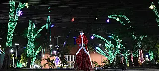 Iluminação de Natal na Praça João Pessoa atrai suzanenses