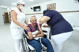 Itaquá inicia vacinação em idosos de abrigo