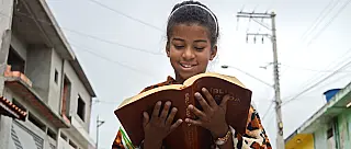 Fenômeno na internet, pastora mirim de Suzano canta e prega