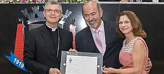Fiéis prestigiam entrega do Título de Cidadão Suzanense ao bispo Dom Pedro Stringhini