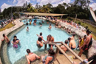 Parceria proporciona dia especial a pessoas com deficiência em parque aquático