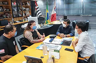 Ashiuchi recebe suzanense campeã mundial de levantamento de peso